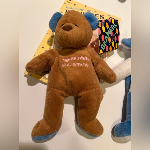 LOT OF 3 GIRL SCOUT BEAN BAG TOYS & GIRL SCOUT BOOK. - Picture 4 of 11